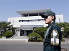 Jihokorejský voják ped Mírovým domem v demilitarizované zón v Pchanmundomu....