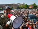 Arménský opoziní vdce Nikola Painjan hovoí ke svým podporovatelm v centru...