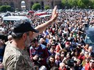 Arménský opoziní vdce Nikola Painjan zdraví své podporovatelm v centru...