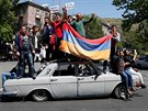 V centru Jerevanu se znovu sely tisíce lidí. Demonstranti zablokovali centrum...