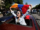 V centru Jerevanu se znovu sely tisíce lidí. Demonstranti zablokovali centrum...