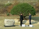 Jihokorejský prezident Mun e-in a severokorejský vdce Kim ong-un v hraniní...