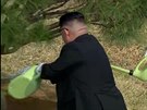 Jihokorejský prezident Mun e-in a severokorejský vdce Kim ong-un v hraniní...