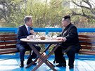 Jihokorejský prezident Mun e-in a severokorejský vdce Kim ong-un jednají...