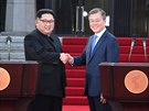 Severokorejský vdce Kim ong-un (vlevo) a jihokorejský prezident Mun e-in...