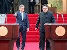 Severokorejský vdce Kim ong-un (vpravo) a jihokorejský prezident Mun e-in...
