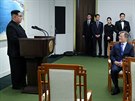 Severokorejský vdce Kim ong-un pronáí slavnostní projev ped veeí (27....