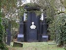 Hrobka cukrovarnického prmyslníka Bernarda Mandelíka na idovském hbitov v...