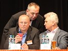 Odp�rci vl�dy s ANO Milan �t�ch (vpravo) a Petr V�cha (vlevo) na jedn�n�...