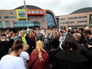 Protestující ped nemocnicí v Liverpoolu