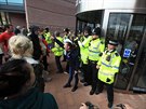 Protestující ped nemocnicí v Liverpoolu