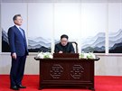 Severokorejský vdce Kim ong-un (vpravo) a jihokorejský prezident Mun e-in v...