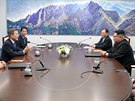 Severokorejský vdce Kim ong-un (vpravo) a jihokorejský prezident Mun e-in v...