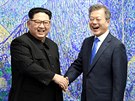 Severokorejský vdce Kim ong-un (vlevo) a jihokorejský prezident Mun e-in v...