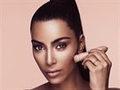 Ikonický look Kim Kardashianové. Sjednocená plet, kouové stíny, lesklé rty a...