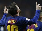 Lionel Messi slaví gól do sítě Sevilly.