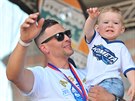 Hokejist� brn�nsk� Komety slavili se sv�mi fanou�ky na Zeln�m trhu obhajobu...