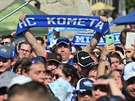 Hokejist� brn�nsk� Komety slavili se sv�mi fanou�ky na Zeln�m trhu obhajobu...