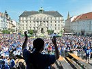 Hokejist� brn�nsk� Komety slavili se sv�mi fanou�ky na Zeln�m trhu obhajobu...