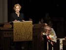 Susan Bakerová bhem svého projevu na pohbu Barbary Bushové, bývalé první dámy...