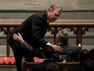 Bývalý guvernér Floridy Jeb Bush utuje svého otce, bývalého prezidenta George...