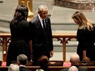 Bývalý první manelský pár Barack Obama a Michelle Obamová se úastní pohbu...