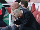 Arsene Wenger se drí za hlavu, v závru jara 2017 se týmu nedailo a skonil...