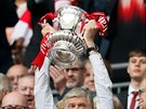 VYHRÁL JSEM Arsene Wenger se raduje po triumfu v Anglickém poháru na jae 2017....