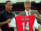 Arsene Wenger v srpnu 1999 vítá v Arsenalu francouzského útoníka Thierry...