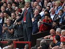 Arsene Wenger se zlobí poté, co ho bhem utkání na Manchesteru United sudí...
