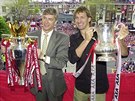 DOUBLE Trenér Arsene Wenger a kapitán Tony Adams pózují s trofejemi za titul v...