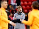 Liverpoolský trenér Jürgen Klopp pozoruje rozcviení soupee AS ím ped...