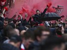 Fanouci ped stadionem Anfield Road v Liverpoolu ped semifinále Ligy mistr...