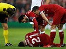 Liverpoolský Alex Oxlade-Chamberlain leí na zemi poté, co se v semifinále Ligy...
