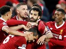 Fotbalisté Liverpoolu objímají stelce Mohameda Salaha (uprosted), který v...