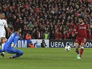 Liverpoolský Mohamed Salah pekonává brankáe AS ím Alissona Beckera  v...