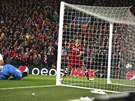Roberto Firmino (vpravo) stílí svj první gól v úvodním semifinále Ligy mistr...