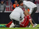 Zranný Arjen Robben v péi léka v úvodním semifinále Ligy mistr proti Realu...