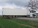 Nehoda kamionu mezi obcemi Helvkovice a Kamenin.