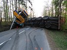 Nehoda kamionu mezi obcemi Podles a Mostek.