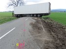 Nehoda kamionu mezi obcemi Helvkovice a Kamenin.