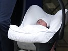 Princ William a jeho ena Kate si z londýnské nemocnice St. Mary's odvezli...