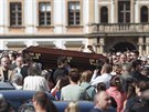 Procesí s ostatky kardinála Josefa Berana na cest z Arcibiskupského paláce na...