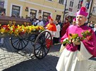 Procesí s ostatky kardinála Josefa Berana na cest z Arcibiskupského paláce na...