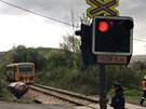 Ke stetu osobního auta a vlaku na elezniním pejezdu v Jincích na Píbramsku...