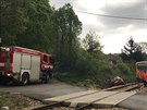 Ke stetu osobního auta a vlaku na elezniním pejezdu v Jincích na Píbramsku...