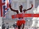 Eliud Kipchoge pi svém tetím triumfu v Londýnském maratonu.