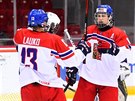 Michal Kvasnica a Jakub Lauko se radují z gólu eské hokejové osmnáctky.