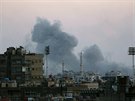 Bomby dopadly i na palestinský tábor Jarmúk, kde se ozbrojenci IS rovn...