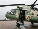 86letý ukrajinský pilot Mykola Volkozub vystupuje z helikoptéry Mil Mi-8,...